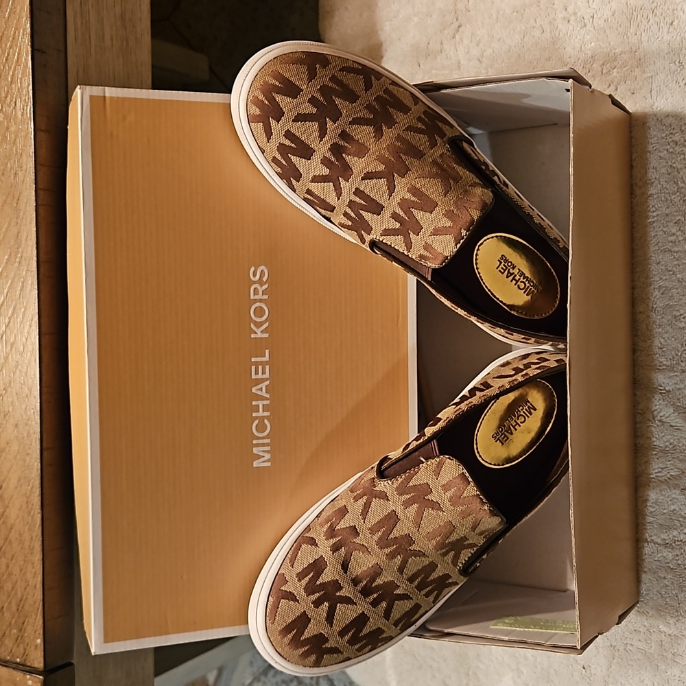 Michael Kors 7.5 signature logo slip on sneakers